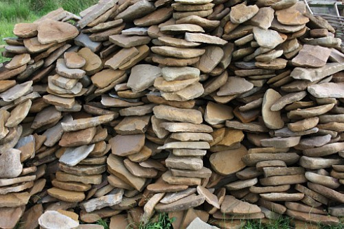 Kamenclub.ru: Песчаник колотый для облицовки (фр. 2-3 см)  купить в Сургуте песчаник бежевый серый рыжий песчаник строительный 5000 руб/т   фото КАМЕНЬ КЛУБ