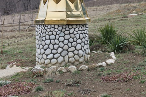 Kamenclub.ru: Галька речная плоская (бело-серая) фр. 100-200-300 мм. купить  в Сургуте галька речная плоская серый, белый, бело-серый, серо-белый речная галька плоская  9000 руб/т   фото КАМЕНЬ КЛУБ