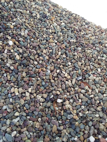 Kamenclub.ru: Галька речная окат цветная фр.5-10 мм. купить  в Сургуте галька речная белый, серый, красноватый, синий, темно-серый речная окатанная галька декоративная 6800 руб/т   фото КАМЕНЬ КЛУБ