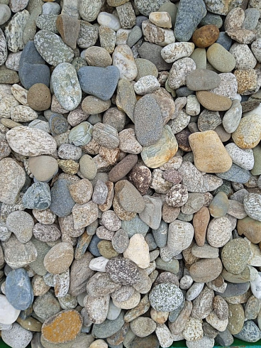 Kamenclub.ru: Галька горная речная окат (цветная) фр. 20-40 мм. купить  в Сургуте галька речная серый синий бежевый белый окатанная речная галька ландшафтная 6800 руб/т   фото КАМЕНЬ КЛУБ