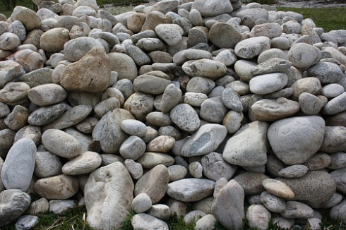 Kamenclub.ru: Бело-серый валунчик фр.100-300 мм.  купить в Сургуте крупный камень для ландшафта серый, белый бело-серый валун крупная галька 4500 руб/т   фото КАМЕНЬ КЛУБ