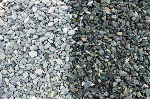Kamenclub.ru: Мраморная крошка (щебень галтованный микс:зеленый-черный) фр.10-20 мм.  купить в Сургуте мрамор зеленый, черный декоративные ландшафтные окатанные округлые камни щебня 14500 руб/т   фото КАМЕНЬ КЛУБ