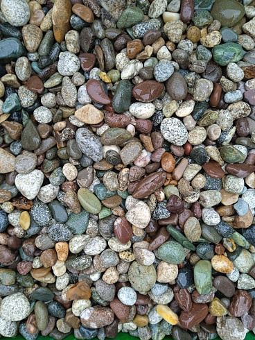 Kamenclub.ru: Галька горная речная окат (цветная) фр. 20-40 мм. купить  в Сургуте галька речная серый синий бежевый белый окатанная речная галька ландшафтная 6800 руб/т   фото КАМЕНЬ КЛУБ
