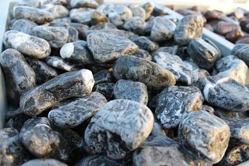 Kamenclub.ru: Щебень галтованный черный (мрамор) фр.20-40 мм.  купить в Сургуте мрамор черный с белыми прожилками мрамор окатанный округлый 15000 руб/т   фото КАМЕНЬ КЛУБ