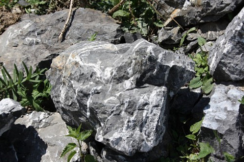 Kamenclub.ru: Черный мрамор скальник фр. 1000-1500 мм.  купить в Сургуте мрамор черный белый серый крупный колотый валун ландшафтный 9000 руб/т   фото КАМЕНЬ КЛУБ