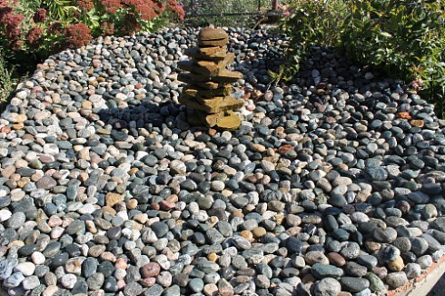 Kamenclub.ru: Галька окат (цветная картошка) фр. 50-100 мм. купить  в Сургуте галька природная окатанная серый белый цветной синий темно-серый коричневый округлый галечник окатанный 6800 руб/т   фото КАМЕНЬ КЛУБ