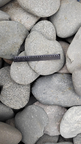 Kamenclub.ru: Галька речная плоская (темно-серая) фр. 70-150 мм. купить  в Сургуте галечник природный темно-серый серый синий речная плоская природная окатанная  9000 руб/т   фото КАМЕНЬ КЛУБ
