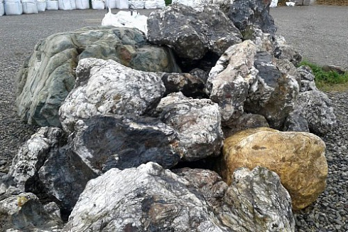 Kamenclub.ru: Черный гранит - кварцит фр. 100-500 мм.  купить в Сургуте мрамор гранит черный с белыми прожилками, серый, белый валун скальный колотый 7000 руб/т   фото КАМЕНЬ КЛУБ