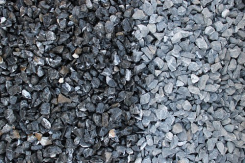Kamenclub.ru: Щебень крошка черный (мрамор) фр. 10-20 мм.  купить в Сургуте мрамор черный с белыми прожилками, черный, белый каменная ландшафтная декоративная крошка щебня 11000 руб/т   фото КАМЕНЬ КЛУБ