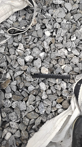 Kamenclub.ru: Щебень галтованный черный (мрамор) фр.40-70 мм.  купить в Сургуте мрамор черный с белыми прожилками, черный, белый щебень галтованный округлый 13500 руб/т   фото КАМЕНЬ КЛУБ