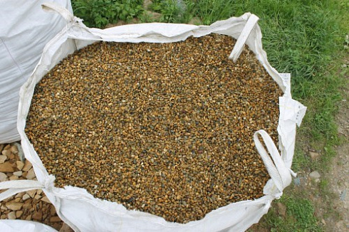 Kamenclub.ru: Галька окат (серо-желтая) фр.10-20 мм. купить  в Сургуте галька серо-желтая, рыжая, серый речная окатанная округлая галька 5000 руб/т   фото КАМЕНЬ КЛУБ