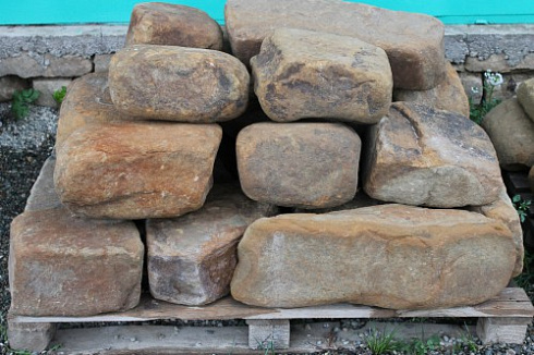 Kamenclub.ru: Песчаник для строительства и кладки (фр. 200-400 мм)  купить в Сургуте песчаник бежевый серый рыжий желтый блоки для строительства из песчаника 6500 руб/т   фото КАМЕНЬ КЛУБ