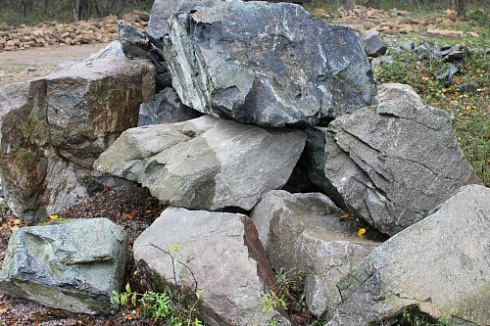 Kamenclub.ru: Змеевик скальник фр. 500-1500 мм.  купить в Сургуте змеевик зеленый серый черный глыба скальная колотая 7500 руб/т   фото КАМЕНЬ КЛУБ