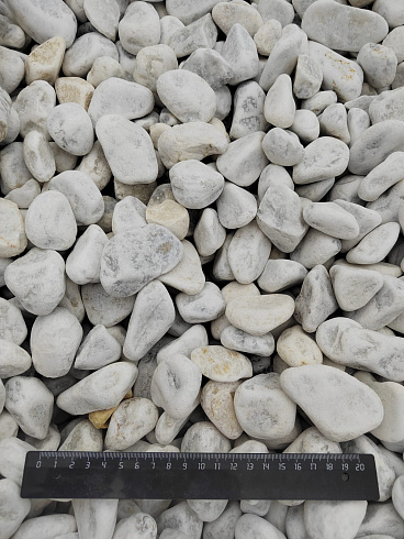 Kamenclub.ru: Мраморная крошка (щебень галтованный белый) фр.40-70 мм.  купить в Сургуте мрамор белый молочный айвори окатанный округлый природный камень 17000 руб/т   фото КАМЕНЬ КЛУБ