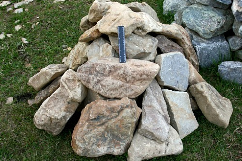 Kamenclub.ru: Песчаник декоративный ландшафтный (фр. 300-500 мм)  купить в Сургуте песчаник желтый рыжий серый зеленый валун речной окатанный природный песчаника 4 500 руб/т   фото КАМЕНЬ КЛУБ