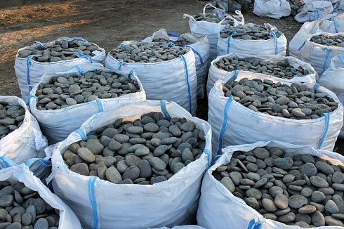 Kamenclub.ru: Галька речная плоская (темно-серая) фр. 100-200-300 мм. купить  в Сургуте галька речная плоская темно-серый, серый, синий речной галечник плоский 9000 руб/т   фото КАМЕНЬ КЛУБ