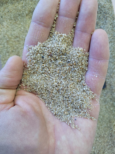 Кварцевый песок для площадок фр. 0,6-1,2 мм.  купить в Сургуте фото Камень Клуб