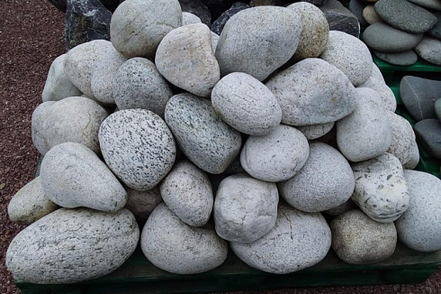 Kamenclub.ru: Бело-серый валунчик фр.100-300 мм.  купить в Сургуте крупный камень для ландшафта серый, белый бело-серый валун крупная галька 4500 руб/т   фото КАМЕНЬ КЛУБ