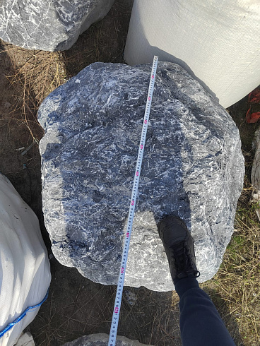 Kamenclub.ru: Черный мрамор скальник фр. 1000-1500 мм.  купить в Сургуте мрамор черный белый серый крупный колотый валун ландшафтный 9000 руб/т   фото КАМЕНЬ КЛУБ