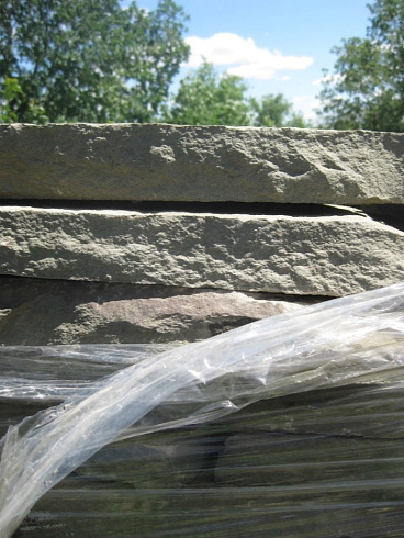 Kamenclub.ru: Песчаник пластушка серо-зеленый (1,5 см)  купить в Сургуте плитняк - пластушка серо-зеленый, серый, зеленый пластушка рваная ландшафтная колотая 10200 руб/м3   фото КАМЕНЬ КЛУБ