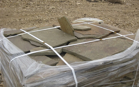 Kamenclub.ru: Песчаник пластушка серо-зеленый (4,0 см- 5,0 см)  купить в Сургуте песчаник серо-зеленый, серый, зеленый песчаник рваный ландшафтный колотый 9000 руб/м3   фото КАМЕНЬ КЛУБ