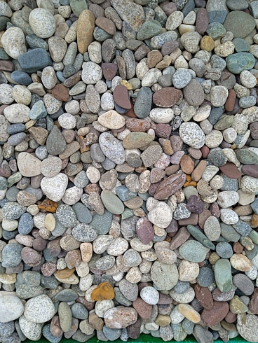 Kamenclub.ru: Галька горная речная окат (цветная) фр. 20-40 мм. купить  в Сургуте галька речная серый синий бежевый белый окатанная речная галька ландшафтная 6800 руб/т   фото КАМЕНЬ КЛУБ