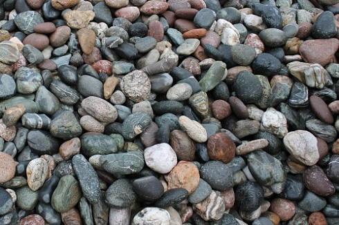 Kamenclub.ru: Галька горная речная окат (цветная) фр. 20-40 мм. купить  в Сургуте галька речная серый синий бежевый белый окатанная речная галька ландшафтная 6800 руб/т   фото КАМЕНЬ КЛУБ