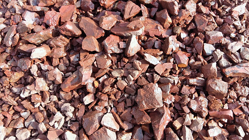 Kamenclub.ru: Щебень крошка красный (ЯШМА) фр. 5-10 мм.  купить в Сургуте крошка каменная яшмы красный, бордовый, темно-красный декоративная крошка ландшафтная каменная яшмоидная 8500 руб/т   фото КАМЕНЬ КЛУБ