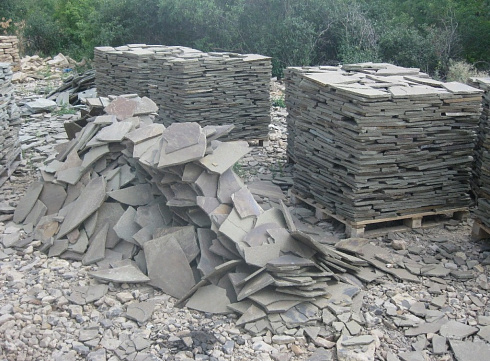 Kamenclub.ru: Песчаник пластушка серо-зеленый (1,5 см)  купить в Сургуте плитняк - пластушка серо-зеленый, серый, зеленый пластушка рваная ландшафтная колотая 10200 руб/м3   фото КАМЕНЬ КЛУБ