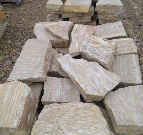 Kamenclub.ru: Песчаник пластушка желтый с рисунком (7-15 см)  купить в Сургуте плитняк - пластушка - бут желтый песчаник 10200 руб/м3   фото КАМЕНЬ КЛУБ