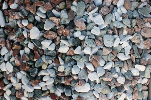 Kamenclub.ru: Мраморная крошка (щебень галтованный микс:белый-зеленый-розовый) фр.20-40 мм.  купить в Сургуте мрамор белый, зеленый, розовый мрамор декоративный (галтовка) 15500 руб/т   фото КАМЕНЬ КЛУБ