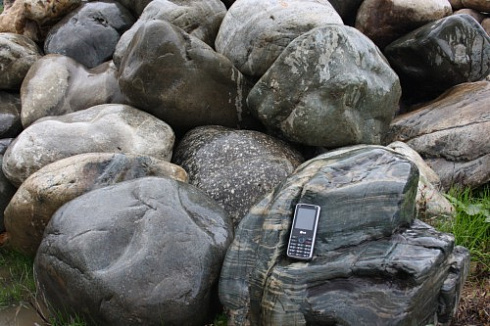 Kamenclub.ru: Речной валун Кабанчик фр.300-500 мм.  купить в Сургуте крупный природный камень галька серый, темно-серый речной валун галечник масштабный 7000 руб/т   фото КАМЕНЬ КЛУБ