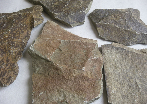 Kamenclub.ru: Песчаник пластушка "фонтанка" серо-зеленая (3,0-5,0 см)  купить в Сургуте песчаник серо-зеленая колотые плитки облицовочные пластушки 11400 руб/м3   фото КАМЕНЬ КЛУБ