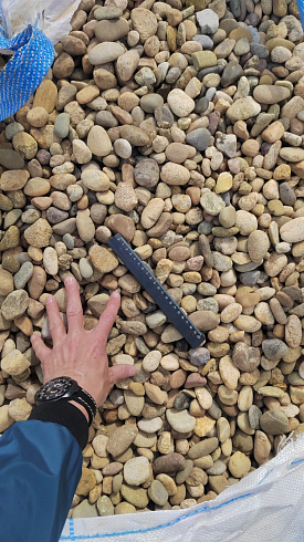 Kamenclub.ru: Галька речная окат рыжая фр. 20-40 мм. купить  в Сургуте галька речная окатанная рыжая желтая серая округлая речная галька 5000 руб/т   фото КАМЕНЬ КЛУБ