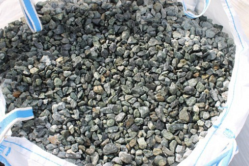 Kamenclub.ru: Щебень крошка зеленый (змеевик) фр. 20-40 мм.  купить в Сургуте мрамор зеленый, салатовый ландшафтная мраморная крошка 8500 руб/т   фото КАМЕНЬ КЛУБ