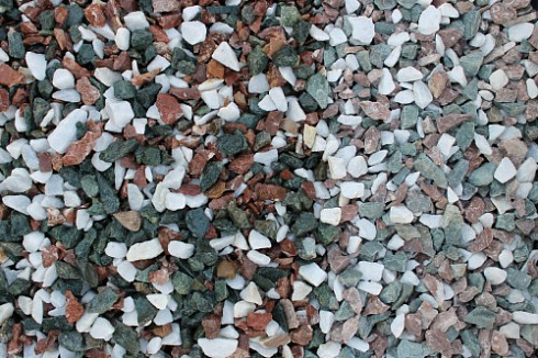 Kamenclub.ru: Мраморная крошка (щебень крошка микс: белый-зеленый-розовый) фр. 10-20 мм.  купить в Сургуте мрамор белый, зеленый, розовый декоративный ландшафтный колотый щебень 12000 руб/т   фото КАМЕНЬ КЛУБ