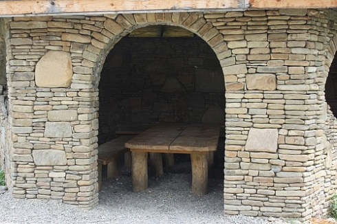 Kamenclub.ru: Песчаник для строительства и кладки блочный (фр 100-200 мм)  купить в Сургуте песчаник бежевый серый рыжий валун мелкий для строительства песчаник 6500 руб/т   фото КАМЕНЬ КЛУБ