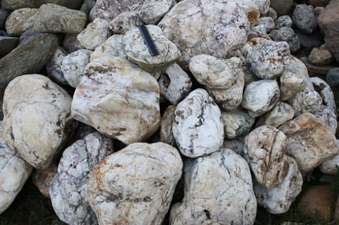 Kamenclub.ru: Кварцевый валунчик фр.100-300 мм.  купить в Сургуте кварц белый, бежевый молочный рыжий крупный природный камень галечник 7850 руб/т   фото КАМЕНЬ КЛУБ