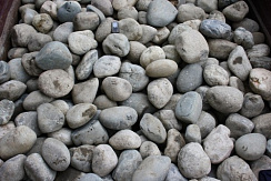 Kamenclub.ru: Речной валун (Ассорти) фр.100-300 мм.  купить в Сургуте галечник серый, темно-серый, светло-серый речная галька крупных размеров 4200 руб/т   фото КАМЕНЬ КЛУБ