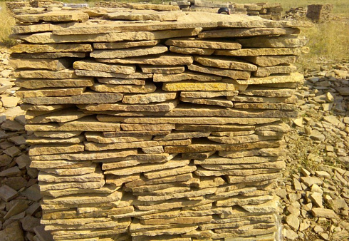 Kamenclub.ru: Песчаник пластушка желтый с разводом под дерево (2 см)  купить в Сургуте плитняк желтый с разводами, желтый, рыжий, серый песчаник пластушка рваная ландшафтная 11 000 руб/м3   фото КАМЕНЬ КЛУБ