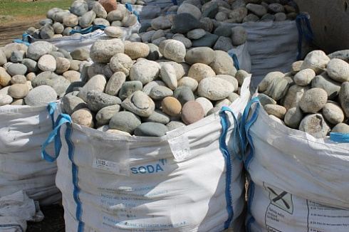 Kamenclub.ru: Речной валун (Ассорти) фр.100-300 мм.  купить в Сургуте галечник серый, темно-серый, светло-серый речная галька крупных размеров 4200 руб/т   фото КАМЕНЬ КЛУБ