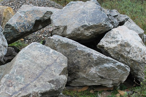 Kamenclub.ru: Змеевик скальник фр. 500-1500 мм.  купить в Сургуте змеевик зеленый серый черный глыба скальная колотая 7500 руб/т   фото КАМЕНЬ КЛУБ