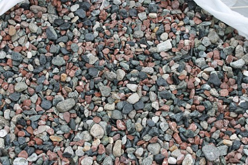 Kamenclub.ru: Мраморная крошка (щебень галтованный микс:: серый-зеленый-розовый) фр.10-20 мм.  купить в Сургуте мрамор серый, зеленый, розовый щебень окатанный округлый декоративный ландшафтный 15500 руб/т   фото КАМЕНЬ КЛУБ