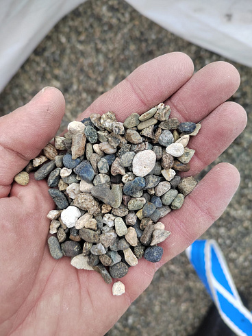 Kamenclub.ru: Галька речная окат (серая) фр.5-10 мм купить  в Сургуте галька речная серая, серый, темно-серый, светло-серый, коричневый речная окатанная галька декоративная ландшатфная 5000 руб/т   фото КАМЕНЬ КЛУБ