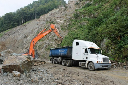 Kamenclub.ru: Гранит скальник (серо-зеленый) фр. 500-1500 мм.  купить в Сургуте гранит мрамор  серый зеленый темно-серый глыба скальная колотая ландшафтная 7 500 руб/т   фото КАМЕНЬ КЛУБ