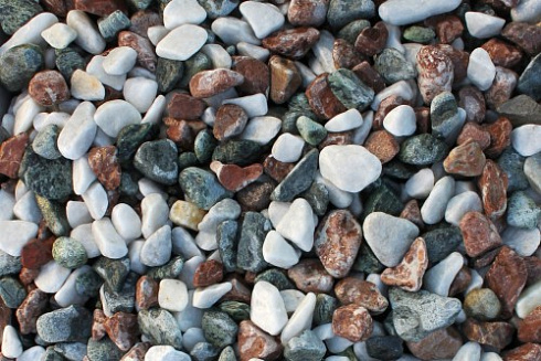 Kamenclub.ru: Мраморная крошка (щебень галтованный микс:: серый-зеленый-розовый) фр.10-20 мм.  купить в Сургуте мрамор серый, зеленый, розовый щебень окатанный округлый декоративный ландшафтный 15500 руб/т   фото КАМЕНЬ КЛУБ