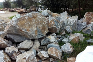 Kamenclub.ru: Гранит скальник (серо-зеленый) фр. 500-1500 мм.  купить в Сургуте гранит мрамор  серый зеленый темно-серый глыба скальная колотая ландшафтная 7 500 руб/т   фото КАМЕНЬ КЛУБ