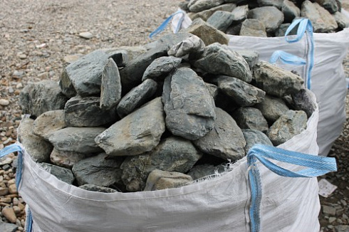 Kamenclub.ru: Гранит скальник (серо-зеленый) фр. 100-500 мм.  купить в Сургуте гранит зеленый, серый, салатовый крупный ландшафтный валун 6 000 руб/т   фото КАМЕНЬ КЛУБ