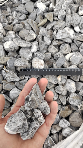 Kamenclub.ru: Щебень галтованный черный (мрамор) фр.40-70 мм.  купить в Сургуте мрамор черный с белыми прожилками, черный, белый щебень галтованный округлый 13500 руб/т   фото КАМЕНЬ КЛУБ