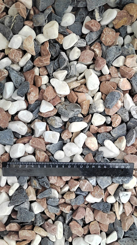 Kamenclub.ru: Мраморная крошка (щебень галтованный микс:белый-зеленый-розовый) фр.20-40 мм.  купить в Сургуте мрамор белый, зеленый, розовый мрамор декоративный (галтовка) 15500 руб/т   фото КАМЕНЬ КЛУБ